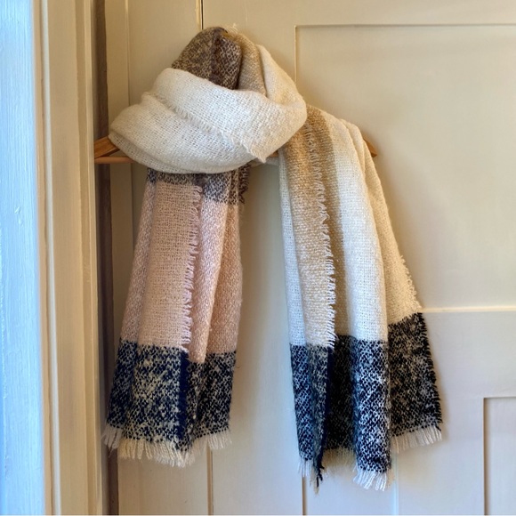 Chunky Knit Fringe Scarf - Picture 2 of 6